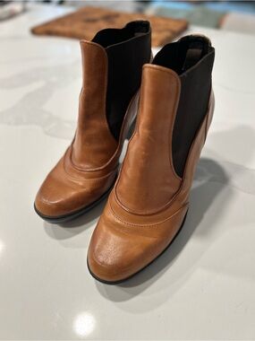 Tod's Women’s Tan Leather Boots